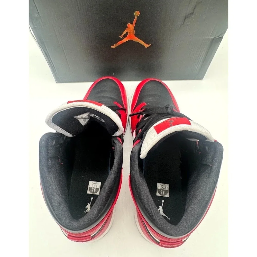 Nike Air Jordan 1 Mid Chicago Black Toe Size 7Y Lightly Worn ONCE 554725-069
